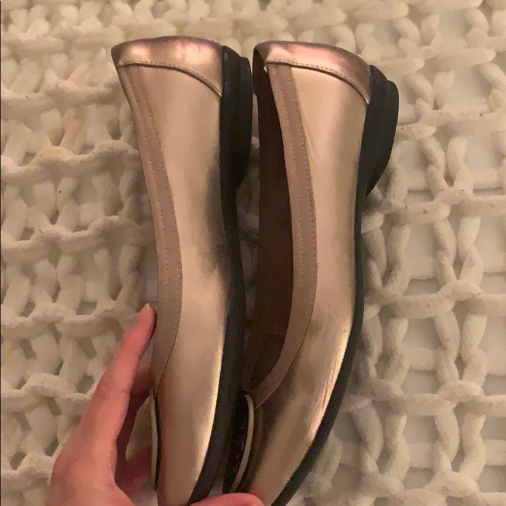 7 Clarks Gold Leather Flat - Picture 4 of 5
